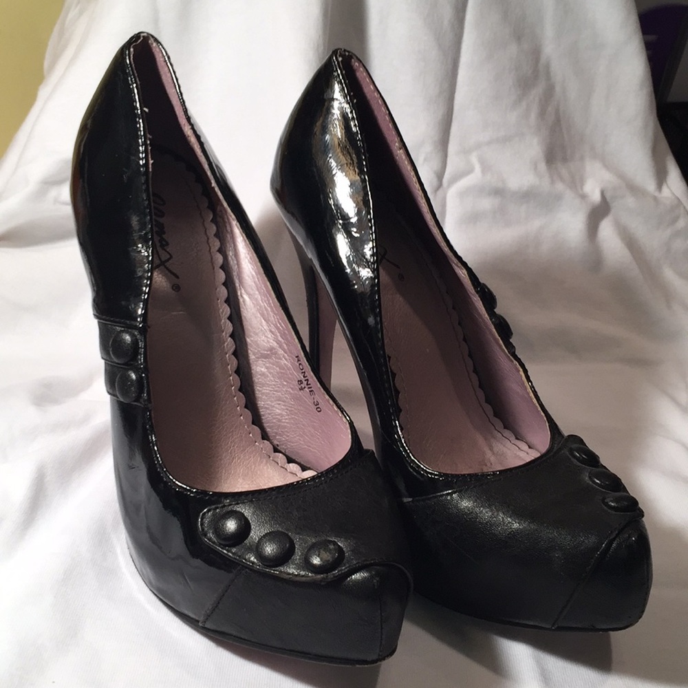 Gomez Black Platform Heel